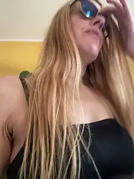 Snapshot of Naylee__ chatting on June 27, 11:37 am Naylee online show from June 27, 11:37 am