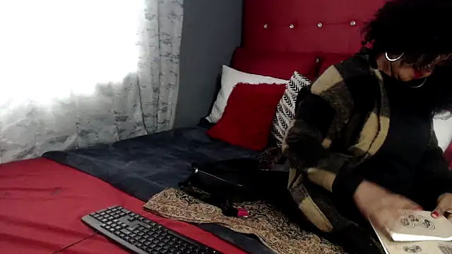 Snapshot of Foxybrownxx1 chatting on February 17, 10:51 am Foxybrownxx1 online show from February 17, 10:51 am