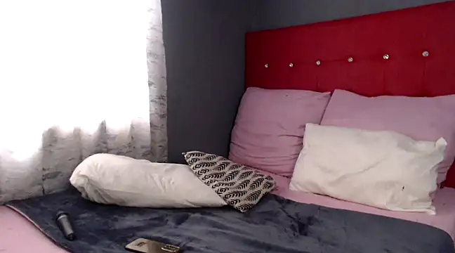 Snapshot of Foxybrownxx1 chatting on March 1, 8:34 am Foxybrownxx1 online show from March 1, 8:34 am
