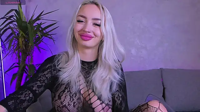 Snapshot of BambiAndAyline chatting on February 6, 4:21 am BambiAndAyline online show from February 6, 4:21 am