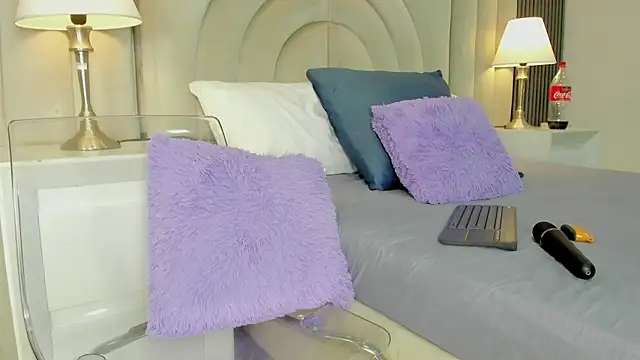 Snapshot of Any_Petitte chatting on January 14, 1:36 am Any Petitte online show from January 14, 1:36 am