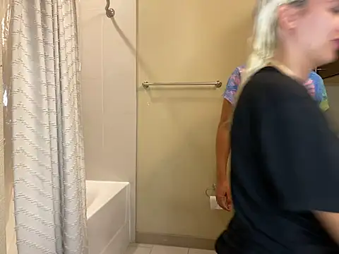 Snapshot of girlfriendmissy chatting on September 21, 12:01 am girlfriendmissy online show from September 21, 12:01 am