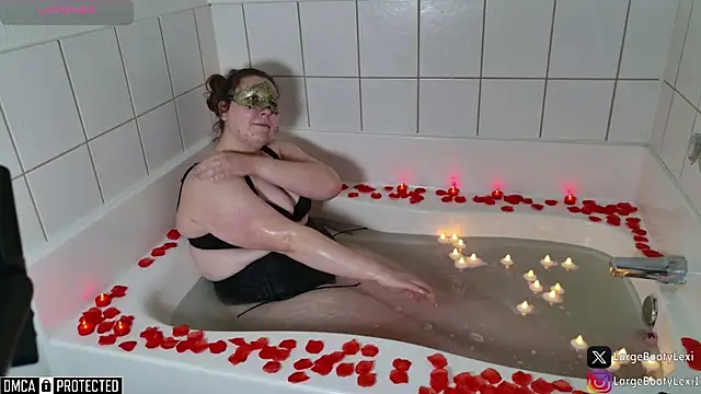 Snapshot of largebootylexi chatting on February 5, 11:39 pm largebootylexi online show from February 5, 11:39 pm