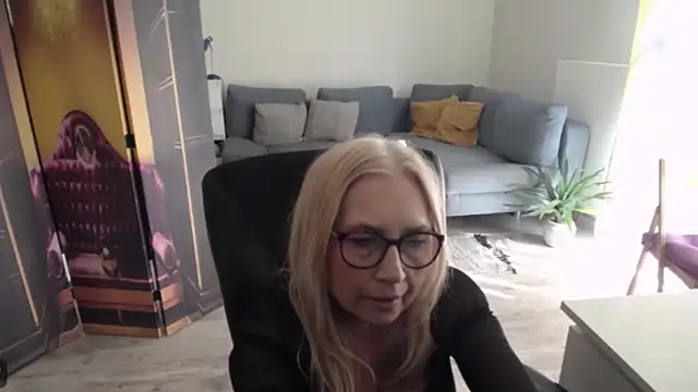Snapshot of sofia_xkiss chatting on April 21, 1:50 pm sofia xkiss online show from April 21, 1:50 pm