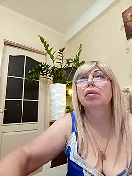 SusieNoreen online show from September 21, 12:01 am