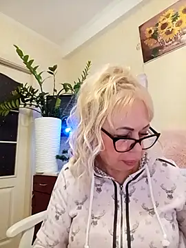 SusieNoreen online show from October 1, 1:11 am