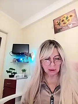 SusieNoreen online show from October 5, 1:37 am