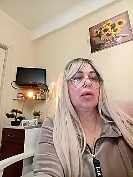 SusieNoreen online show from October 6, 12:52 am