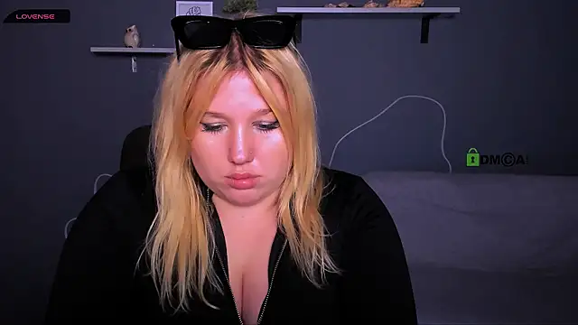 juli kisss online show from October 4, 6:11 am