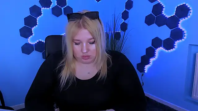 juli kisss online show from April 24, 1:46 pm