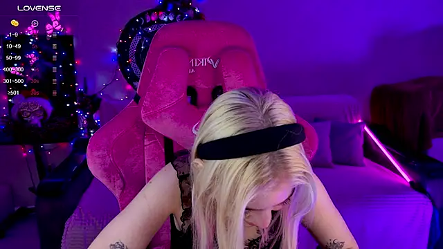 Shawty Blonde online show from December 18, 4:39 pm