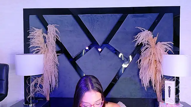 KylieWhite online show from November 30, 1:37 pm