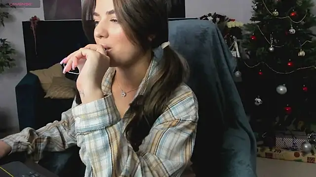CharleneWoods online show from December 28, 4:30 pm