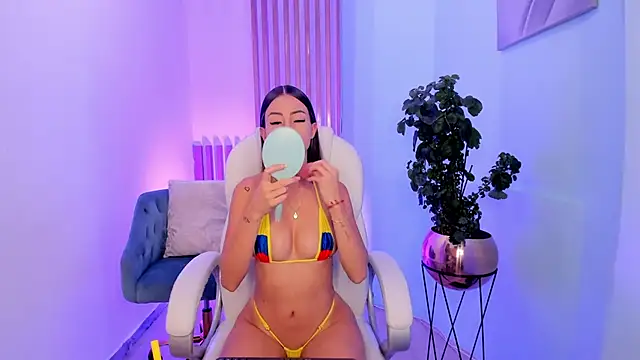Snapshot of juliasprousse_ chatting on February 22, 4:51 am juliasprousse online show from February 22, 4:51 am