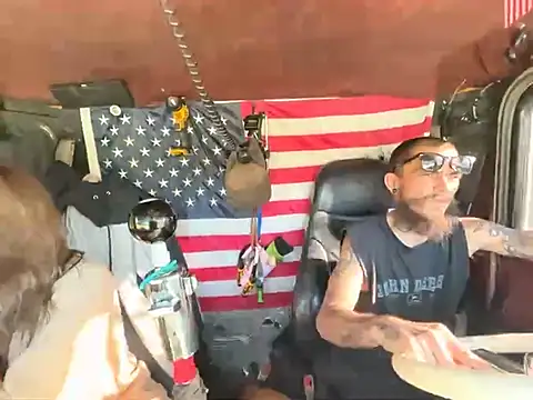 Snapshot of XMeF10 chatting on October 20, 1:33 pm XMeF10 online show from October 20, 1:33 pm