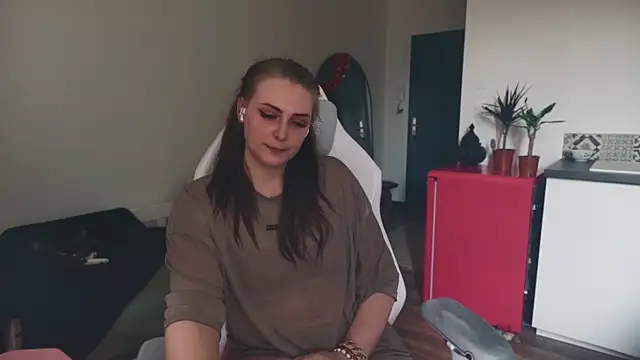 Snapshot of ce_leste__ chatting on March 7, 8:44 am ce leste online show from March 7, 8:44 am