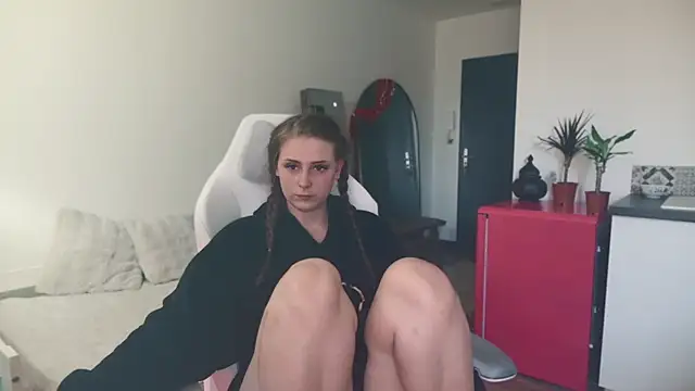 Snapshot of ce_leste__ chatting on March 9, 9:35 am ce leste online show from March 9, 9:35 am