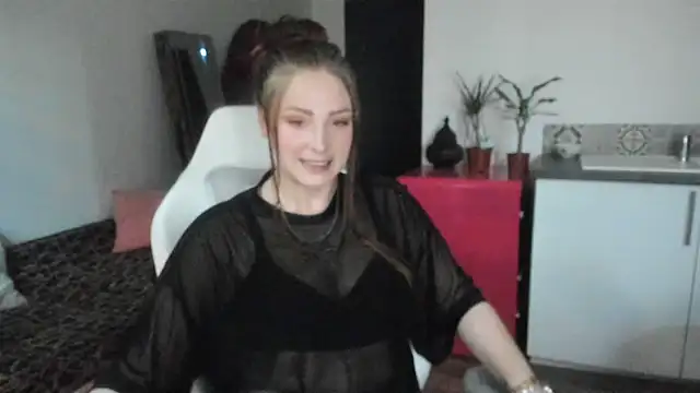 Snapshot of ce_leste__ chatting on May 6, 3:39 pm ce leste online show from May 6, 3:39 pm