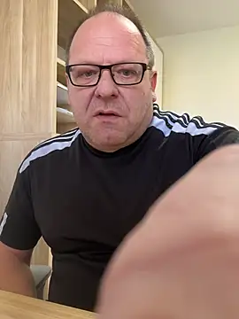 Snapshot of coupleLatinaLovers chatting on February 13, 9:38 am coupleLatinaLovers online show from February 13, 9:38 am