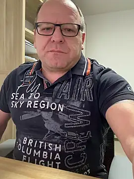 Snapshot of coupleLatinaLovers chatting on February 19, 6:09 am coupleLatinaLovers online show from February 19, 6:09 am