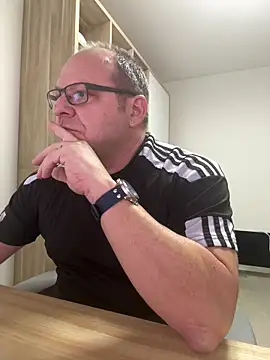 Snapshot of coupleLatinaLovers chatting on February 25, 7:29 am coupleLatinaLovers online show from February 25, 7:29 am