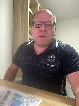 Snapshot of coupleLatinaLovers chatting on April 14, 5:13 am coupleLatinaLovers online show from April 14, 5:13 am