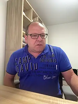 Snapshot of coupleLatinaLovers chatting on April 16, 5:08 am coupleLatinaLovers online show from April 16, 5:08 am