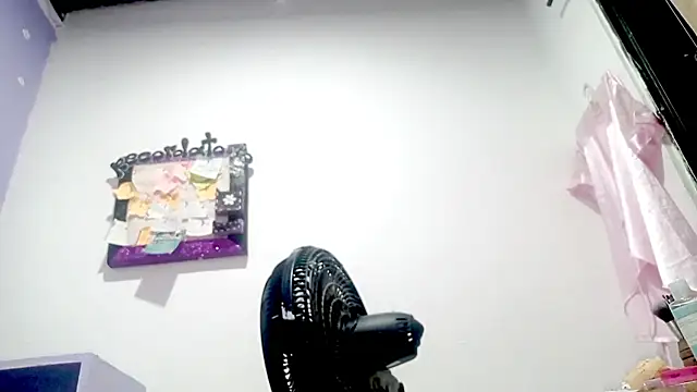 Snapshot of PetiteIvoryQueen19 chatting on April 1, 4:46 am PetiteIvoryQueen19 online show from April 1, 4:46 am