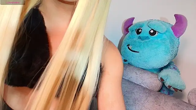 Snapshot of Kenia_Fox chatting on November 4, 6:29 pm Kenia Fox online show from November 4, 6:29 pm