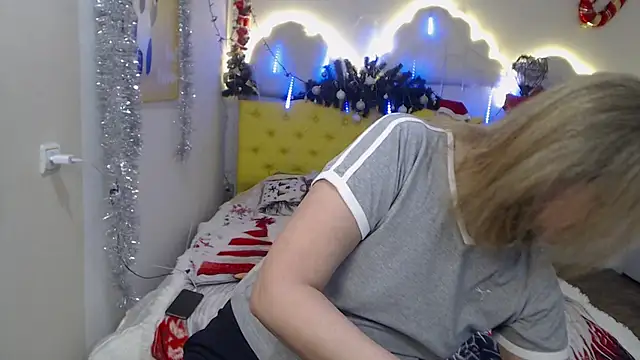 Snapshot of HolyMilfa chatting on December 8, 7:26 am HolyMilfa online show from December 8, 7:26 am