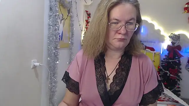 Snapshot of HolyMilfa chatting on December 13, 7:25 am HolyMilfa online show from December 13, 7:25 am