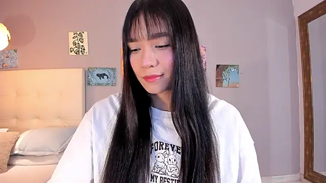 Snapshot of Maia_W10 chatting on May 13, 12:24 pm Maia W10 online show from May 13, 12:24 pm
