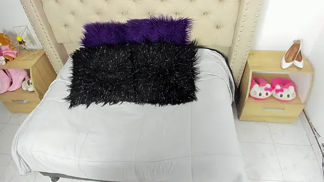 AngeleRoux online show from December 11, 1:05 am