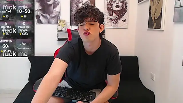 Snapshot of Angelo-cianuro- chatting on February 24, 11:47 pm Angelo-cianuro- online show from February 24, 11:47 pm