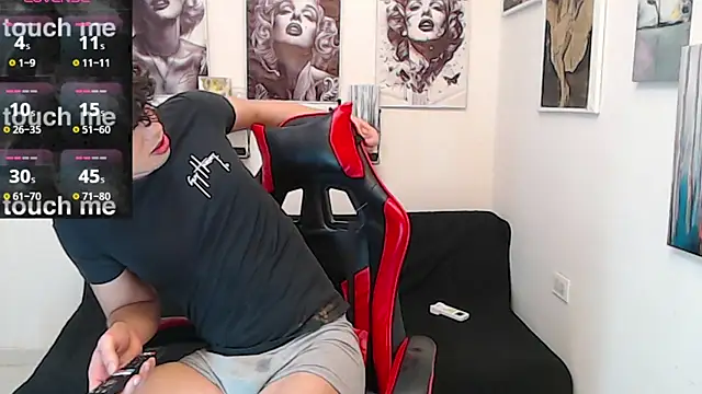 Snapshot of Angelo-cianuro- chatting on February 27, 12:10 am Angelo-cianuro- online show from February 27, 12:10 am