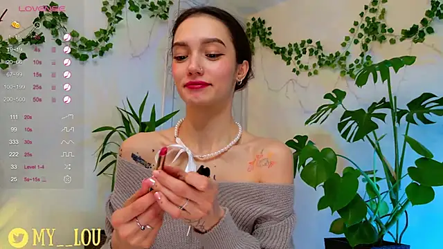 Snapshot of MyLou_ chatting on December 15, 8:25 pm MyLou online show from December 15, 8:25 pm