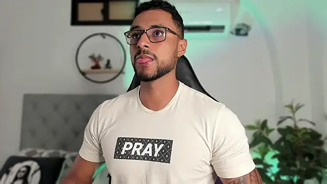 LiamGarcia1 online show from December 14, 12:12 pm