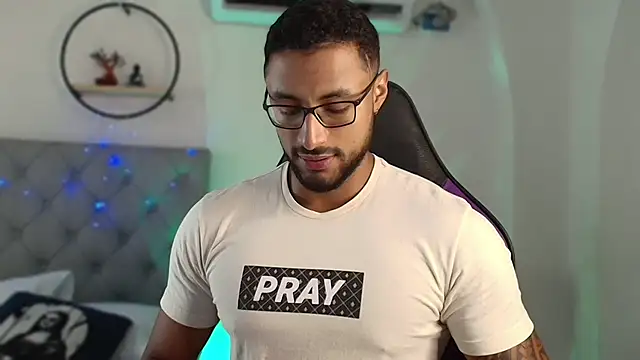 LiamGarcia1 online show from December 25, 1:30 pm