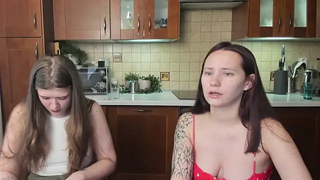 Snapshot of HotCaramellsTV chatting on June 8, 11:32 am HotCaramellsTV online show from June 8, 11:32 am