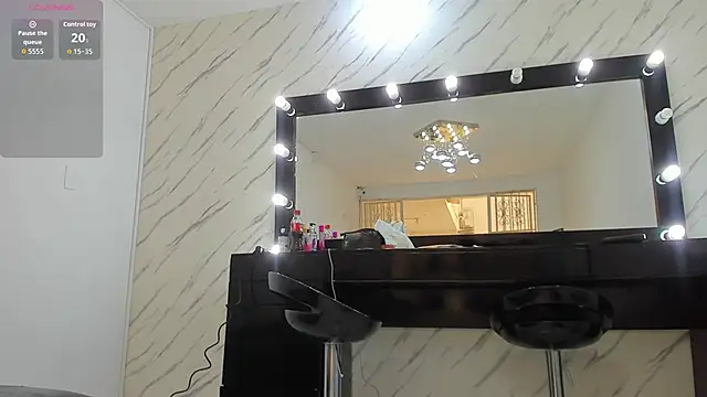 Snapshot of ElisabethMassey chatting on December 17, 3:29 pm ElisabethMassey online show from December 17, 3:29 pm