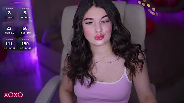 YourLolaBunny online show from February 9, 8:02 pm