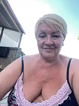 Snapshot of Laura_Millf chatting on August 7, 2:52 pm Laura Millf online show from August 7, 2:52 pm