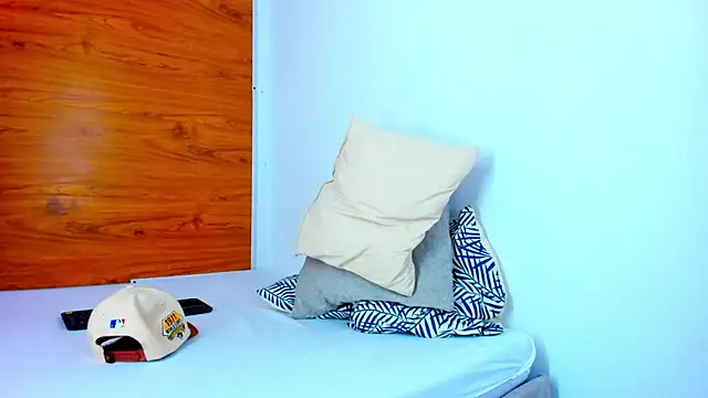 EVAN XOX online show from December 18, 9:51 pm