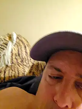 HeteroHotGuy1 online show from December 27, 1:22 am