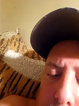 HeteroHotGuy1 online show from October 3, 8:50 pm