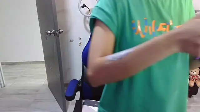 thomascooper7 online show from September 19, 7:03 pm