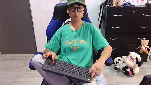 thomascooper7 online show from December 14, 6:45 pm