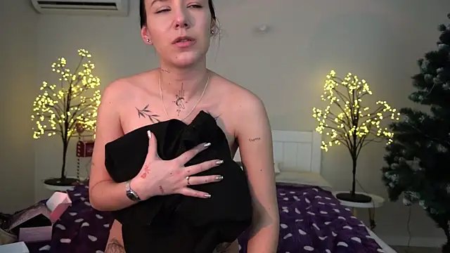 NikkiGoldSide online show from January 11, 1:01 pm