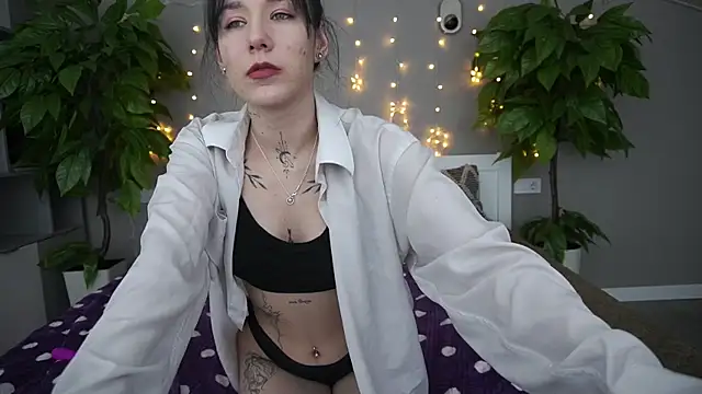 NikkiGoldSide online show from February 1, 4:22 pm