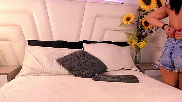 Snapshot of Nessa2905 chatting on September 24, 2:37 am Nessa2905 online show from September 24, 2:37 am